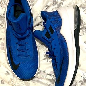 Like new! Nike Air Max (5.5youth) Basketball Shoes